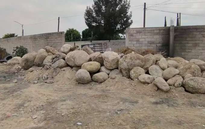 Vecinos denuncian bloqueo de paso con toneladas de piedras en limites de Coacalco