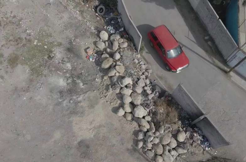 Vecinos denuncian bloqueo de paso con toneladas de piedras en limites de Coacalco 1