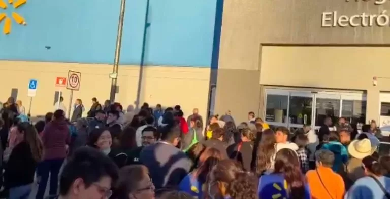 Desalojan Walmart en Coacalco por la activación de la alerta sísmica.