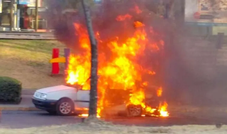 Se incendia auto frente al Lumen de Ciudad Satélite