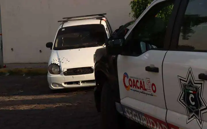 Autoridades investigan vehículo dañado con impactos de bala en Coacalco