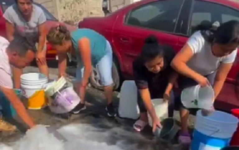 Dejan desperdiciar litros de agua por megafuga en Naucalpan