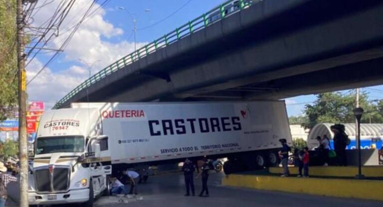 Tráiler atorado en puente genera tráfico en la vía José López Portillo