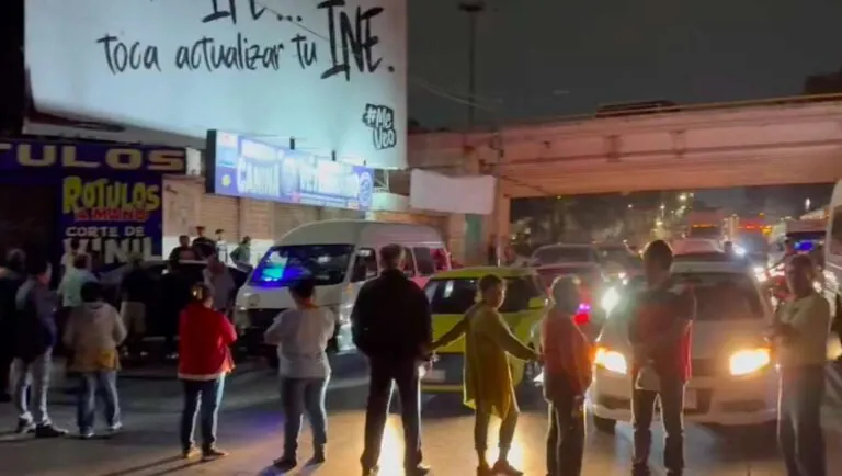 Vecinos bloquean la vía José López Portillo