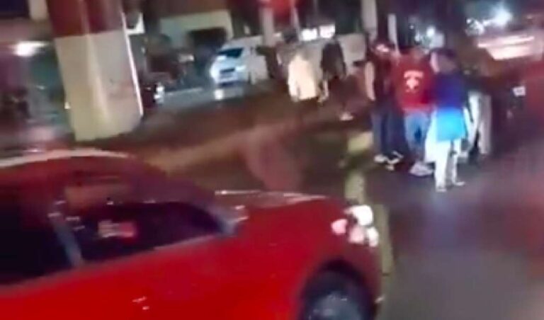 Biker impactado por vehículo que se da a la fuga