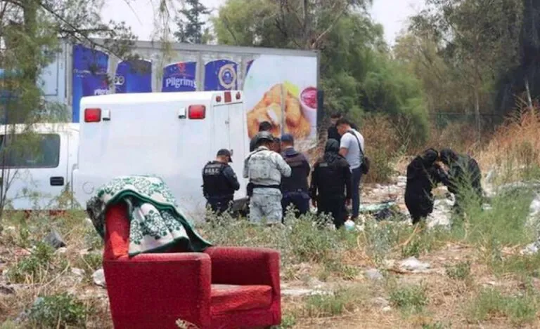 Entre basura hallan el cadáver de un hombre sobre un camellón en Neza