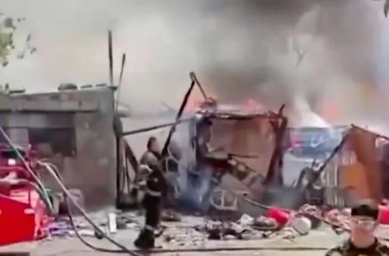 Incendio devasta casas de lámina en los Límites de Neza y Chimalhuacán