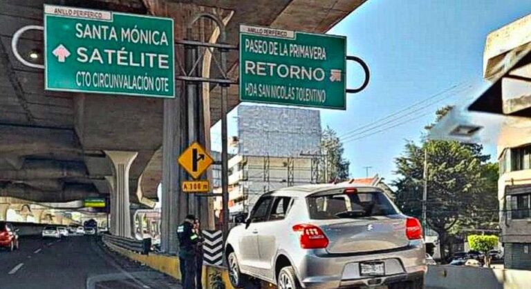 Así quedó este carro en la salida de periférico en Naucalpan