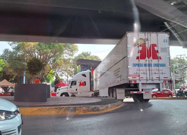 Una vez mas tráiler atascado abajo en puente de Coacalco