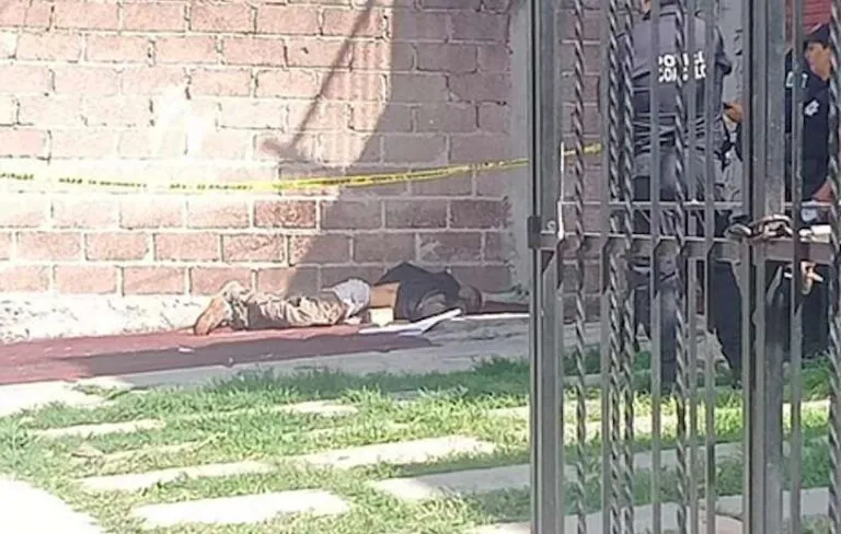 Abandonan cuerpo con narcomanta en Coacalco