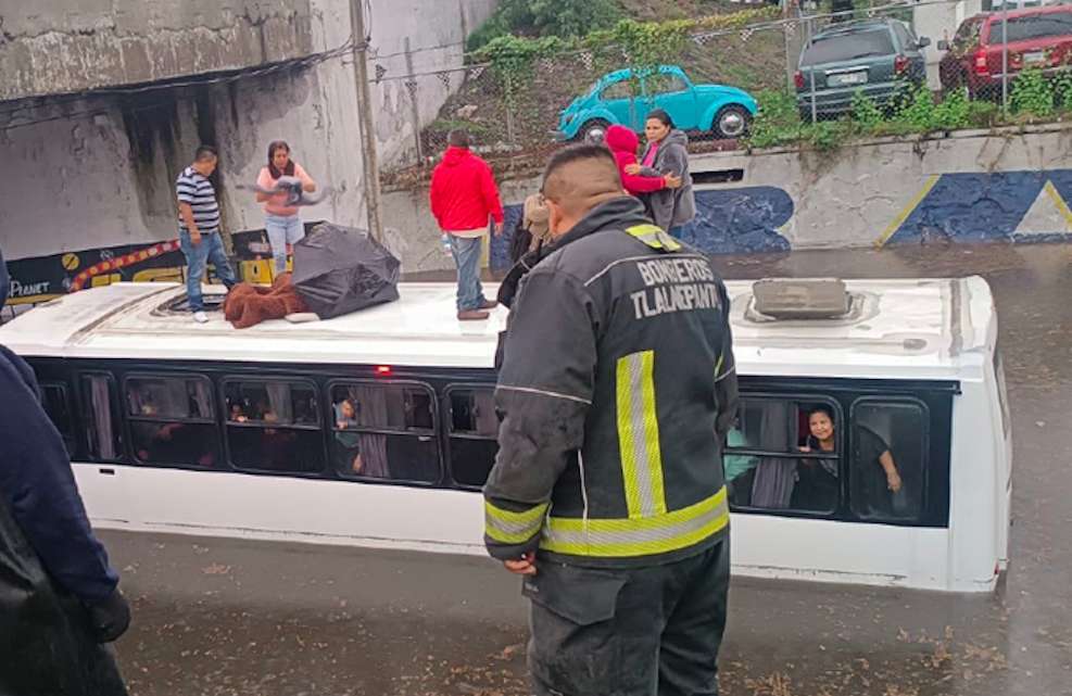 Así suben pasajeros al techo de camión para resguardarse de inundación