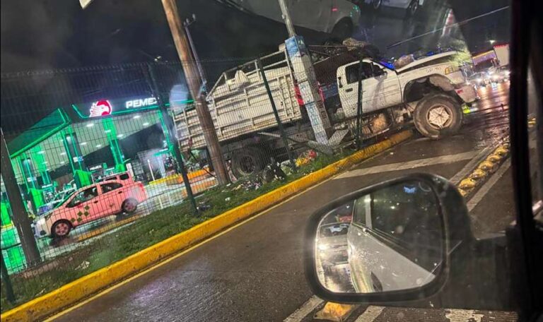Camión de basura se atora en el carril confinado del Mexibús