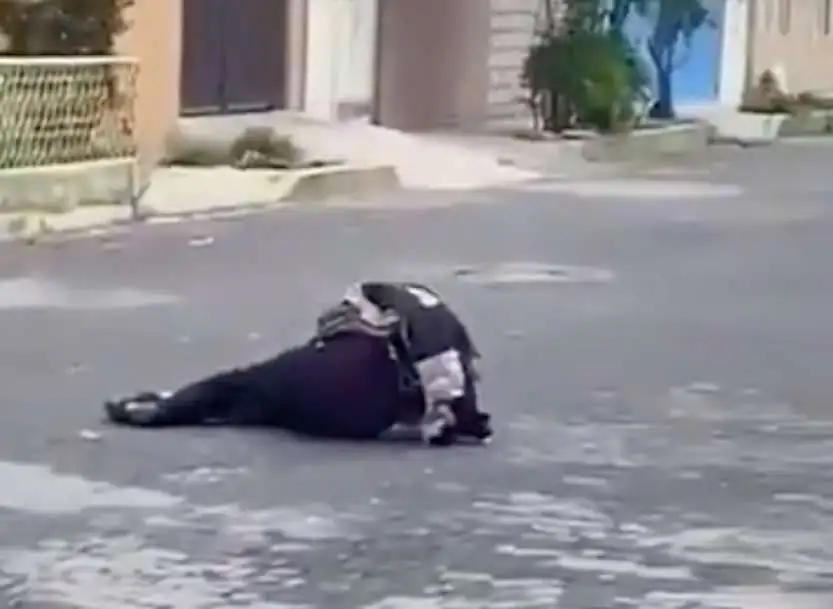 Conductor embiste, arrastra a una mujer en calles de Neza