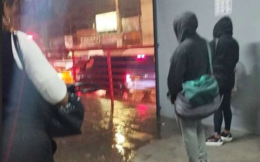 Fuerte inundación en la avenida López Portillo, caos vehicular y retrasos 1
