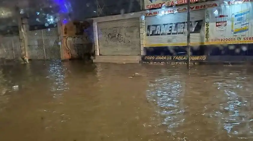 Fuerte inundación en la avenida López Portillo, caos vehicular y retrasos