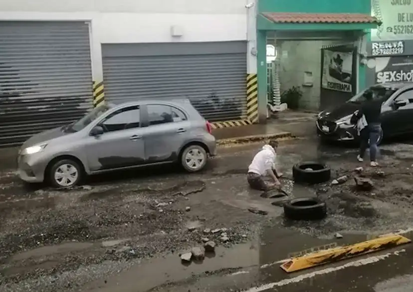 Gran Hoyo Interrumpe el Tránsito en la Avenida 30 30 Cerca del Mexibús San Cristóbal