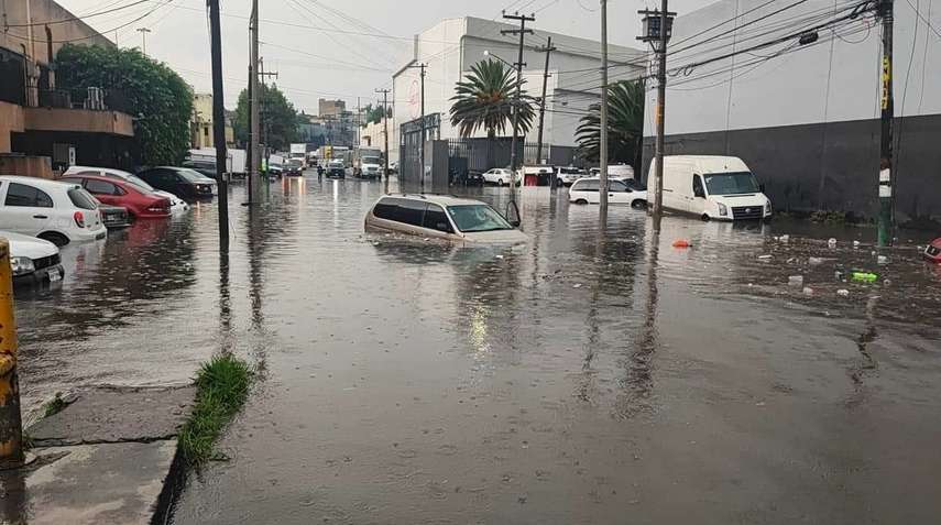 Lluvia provoca severas inundaciones en calles de Naucalpan