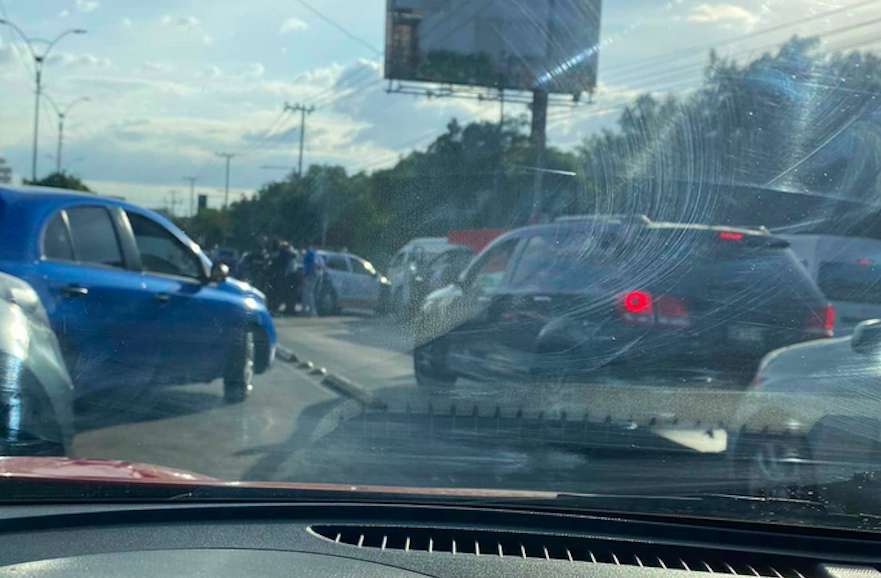 Tras choque se arma zafarrancho sobre la vialidad Lopez Portillo
