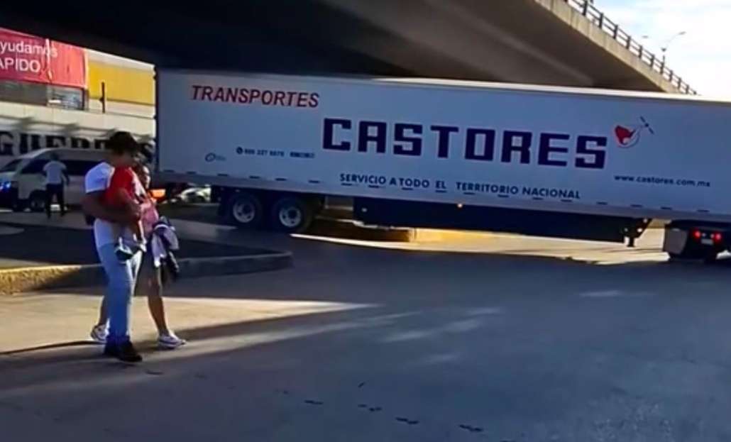 Una tras otra , trailer atorado en puente vehicular en Coacalco
