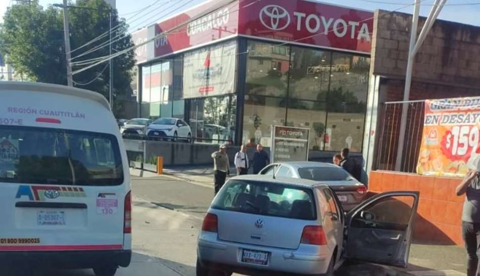 Accidente en Coacalco involucra cuatro autos y bloquea el paso