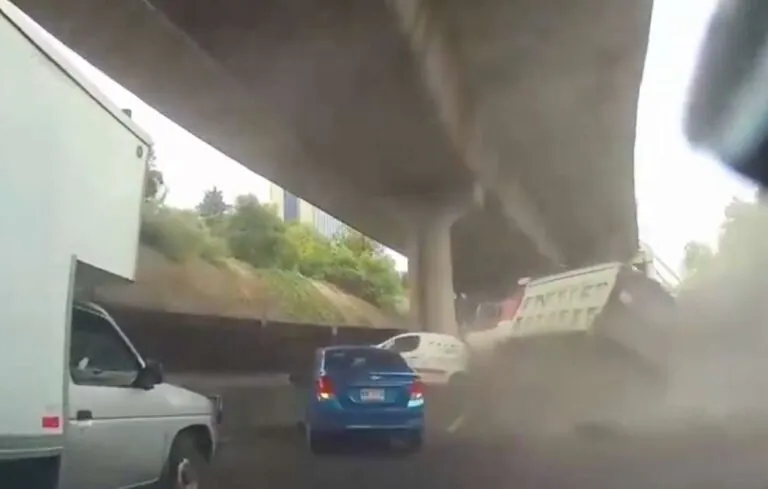 Accidente en Periférico Norte, Familia se Salva por Instantes