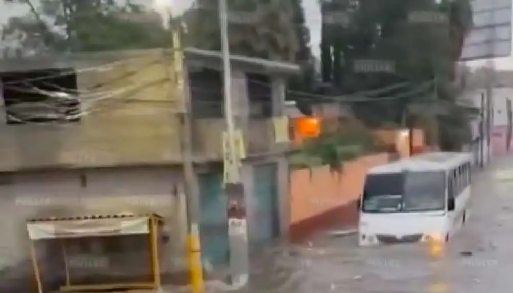 Automóviles flotan en varias zonas tras intensa lluvia