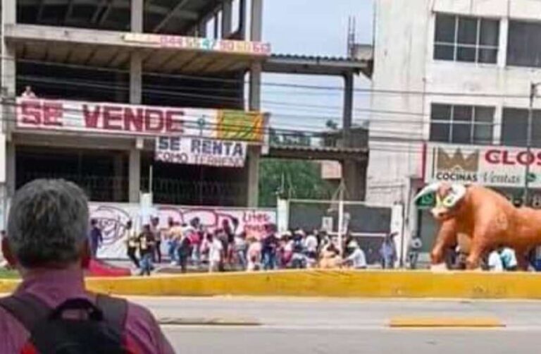 Avance lento en la vía López Portillo por marcha de fiestas patronales en Coacalco