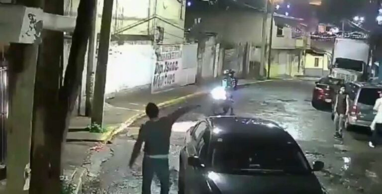 Chofer frustra intento de robo de su vehículo en Naucalpan