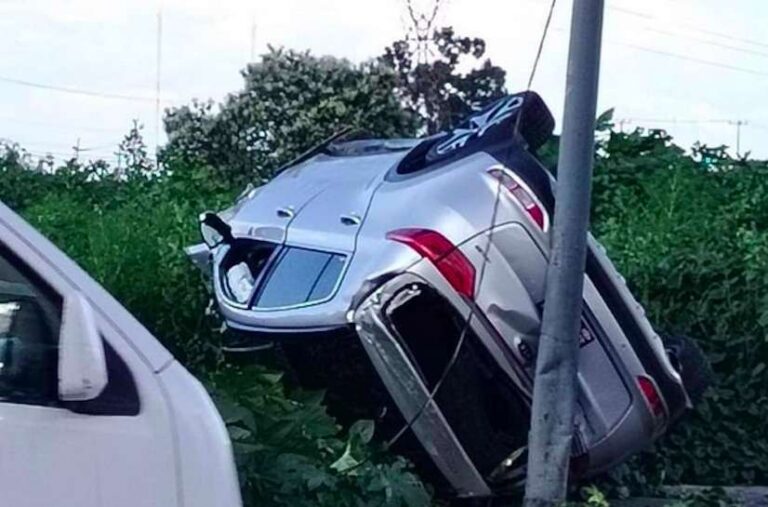 Fuerte choque en Coacalco, un automóvil volcado