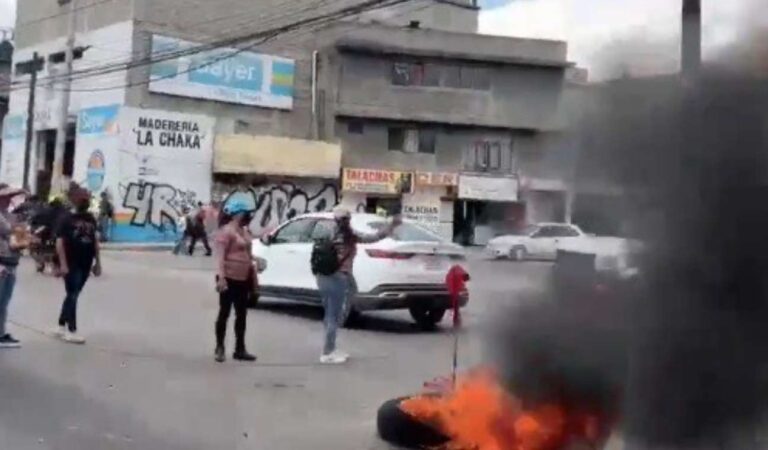 Manifestantes bloquearon la avenida José López Portillo en Chilpan