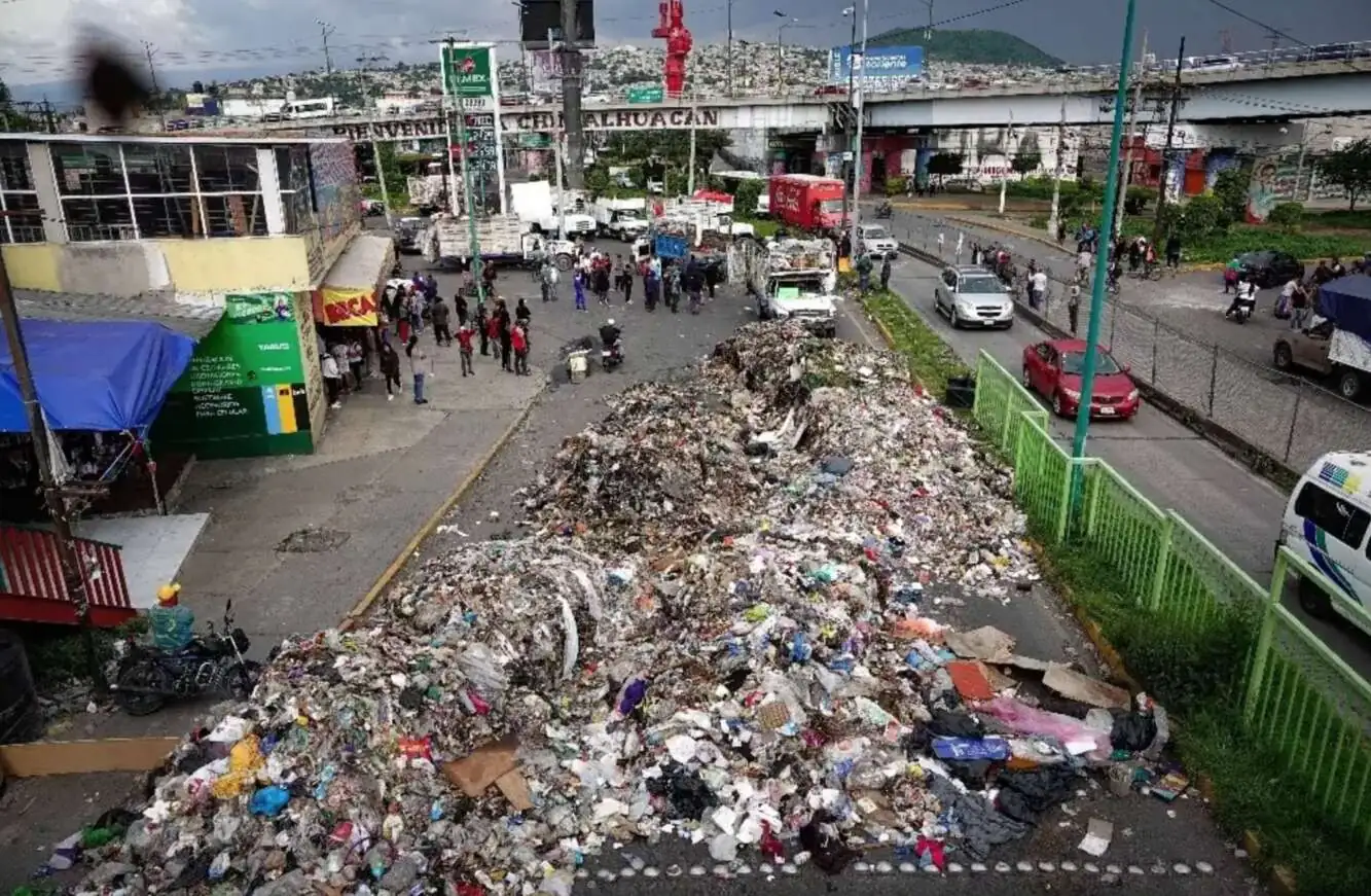 Recolectores de Basura Bloquean Avenida en Chimalhuacán en Protesta por Extorsiones