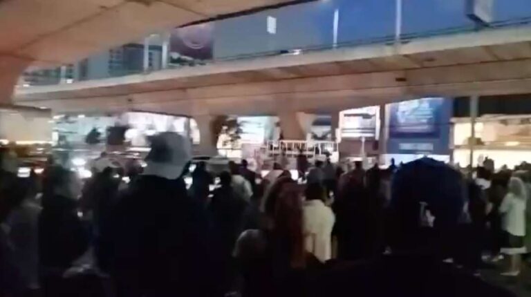 Vecinos de Naucalpan Bloquean el Periférico en Protesta por Falta de Agua