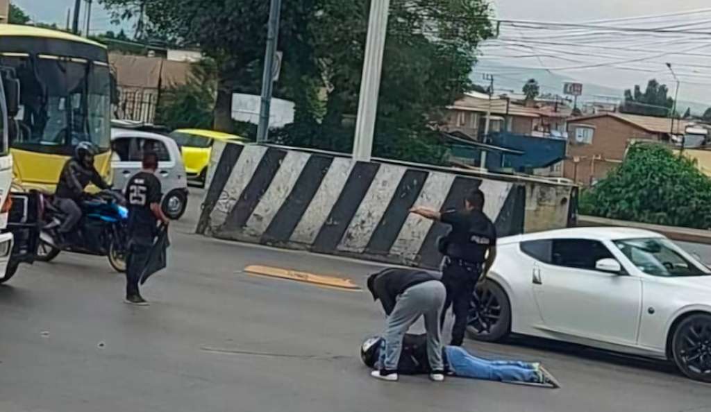 Fuerte accidente de motocicleta complica vialidad en Coacalco