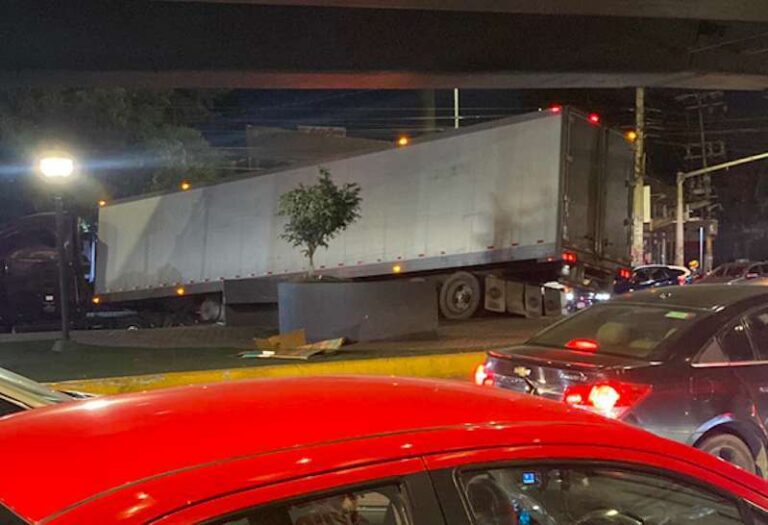 Tiro por viaje tráiler atorado en puente vehicular en Coacalco