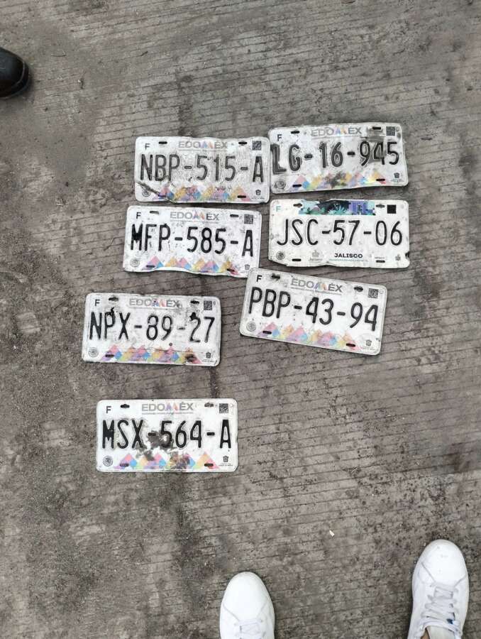 Vecino solidario ayuda a encontrar placas perdidas tras las lluvia