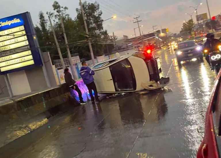 Volcadura en puente de Zentralia provoca caos vial en Coacalco