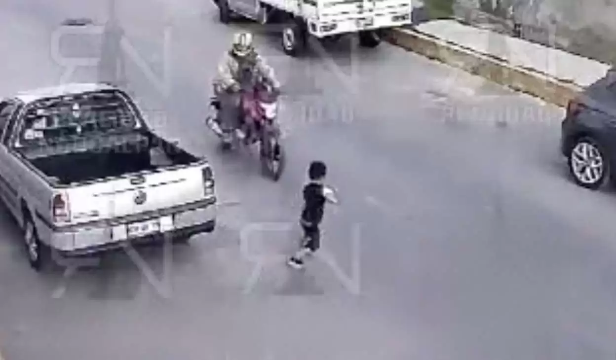 Circula el vídeo, motociclista impacta a niño en Naucalpan y se da a la fuga