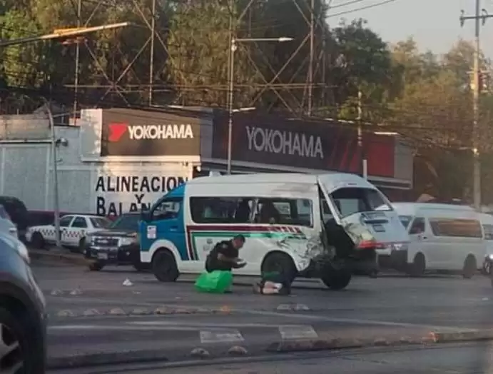 Trailer impacta contra combi y salen volando los pasajeros, en Coacalco 1