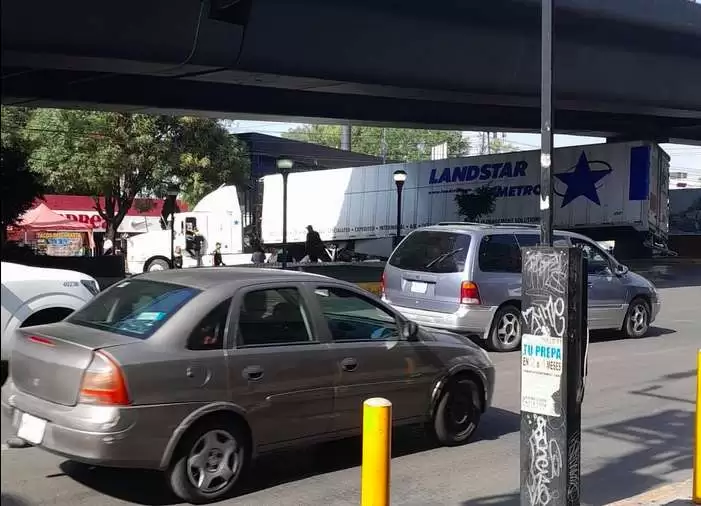 Otra vez trailer atorado en puente vehicular en Coacalco 1