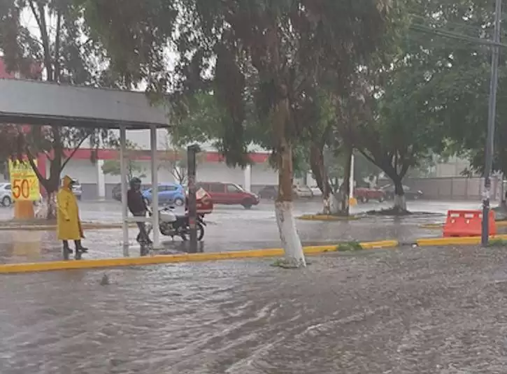 Se registran inundación sobre la Vía José López Portillo 1
