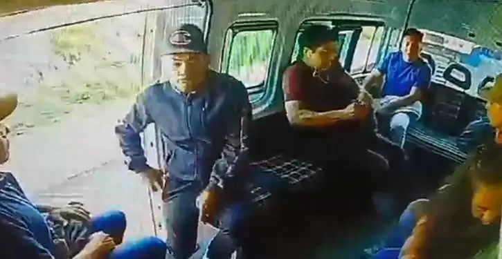 Queda grabado en video asalto a transporte público en Naucalpan