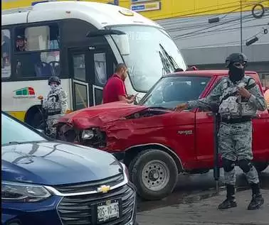 Accidente sobre la vialidad Lopez Portillo entre camioneta de agua y Guardia Nacional 1