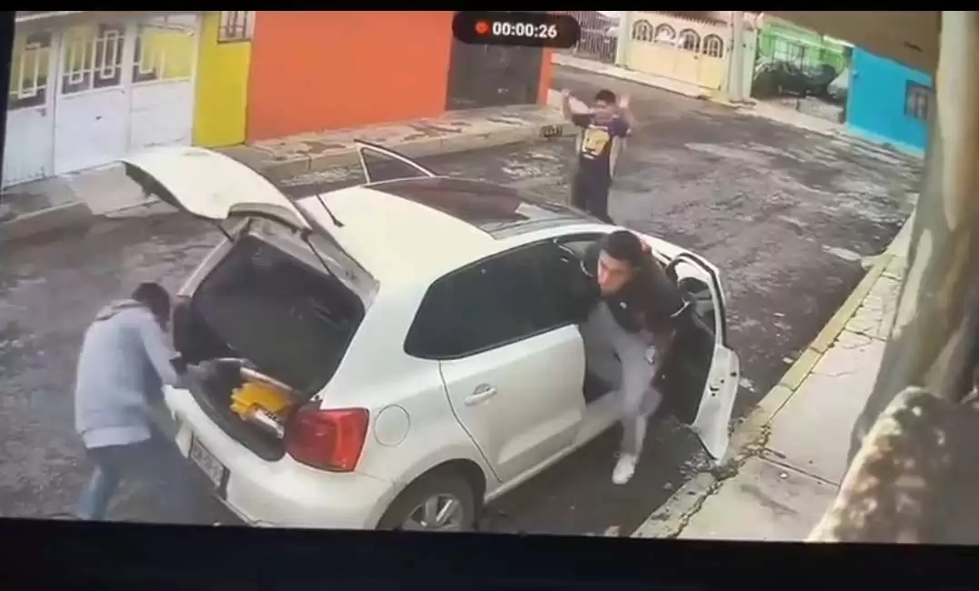 Captan a sujetos armados esculcando un auto en Tultitlán