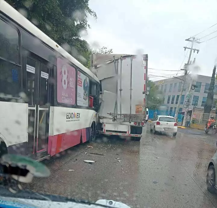 Choque entre Mexibús y tráiler en Avenida López Portillo deja ocho lesionados 3