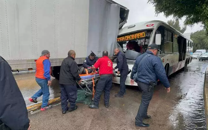 Choque entre Mexibús y tráiler en Avenida López Portillo deja ocho lesionados