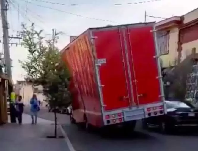 Conductor conduce con caja chuecacirculando por calles de Naucalpan