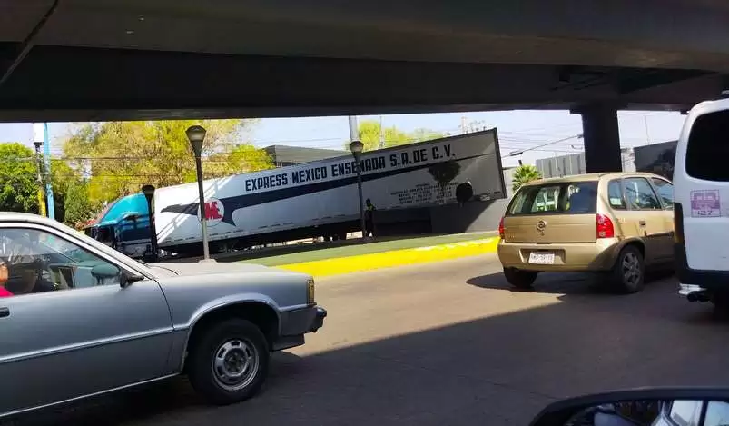 Para cerrar el año no podía faltar un trailer atorado en puente vehicular en Coacalco 1