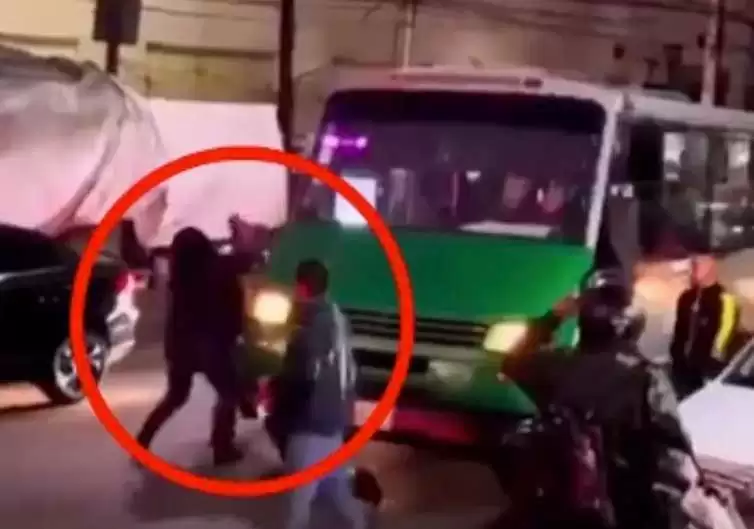 Captan a microbusero golpeando a una mujer en plena calle